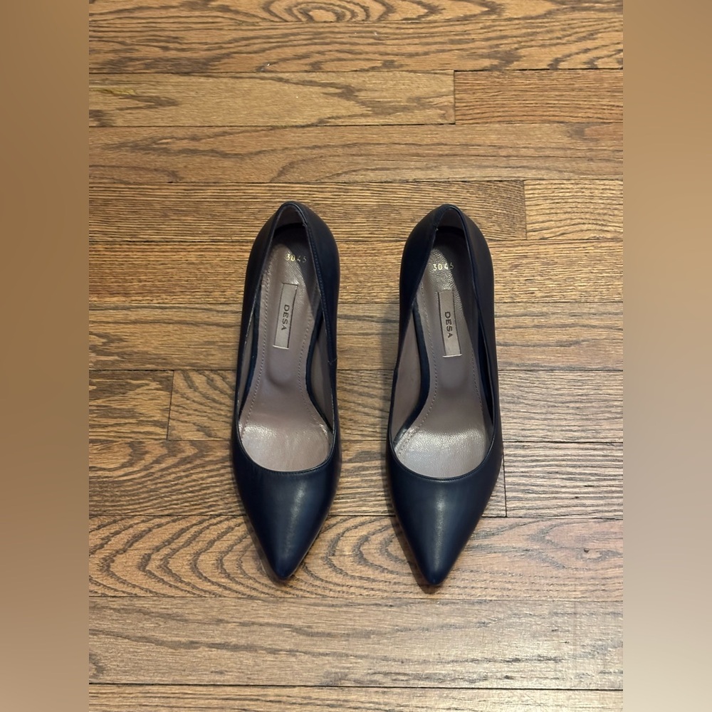 Sleek Black Pointed-Toe Heels for Formal Occasions